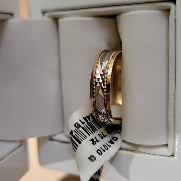 Wedding Ring 10K Gold - Picture 2 of 6